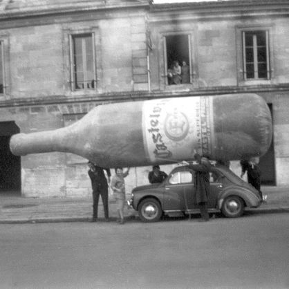 Publicité Castel sur une voiture